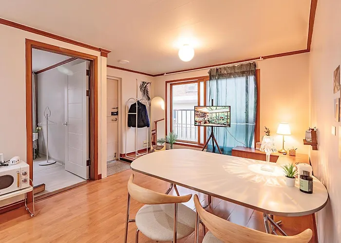 Villa New, 3min To Hapjeong St, Airport Bus Stop, 8min To Hongdae & Mangwon Market, River Park, 2br 3qb Full Of Sunshine, Bedding, Nature Seoul
