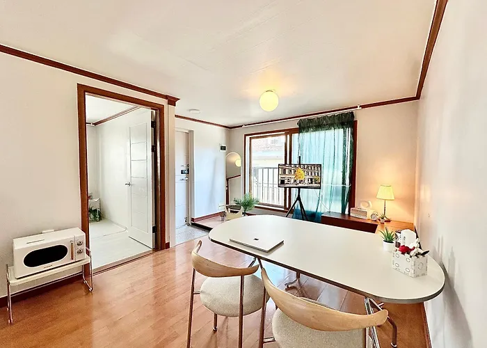 New, 3min To Hapjeong St, Airport Bus Stop, 8min To Hongdae & Mangwon Market, River Park, 2br 3qb Full Of Sunshine, Bedding, Nature Villa