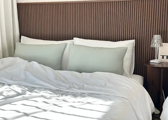 New, 3min To Hapjeong St, Airport Bus Stop, 8min To Hongdae & Mangwon Market, River Park, 2br 3qb Full Of Sunshine, Bedding, Nature * Seoul