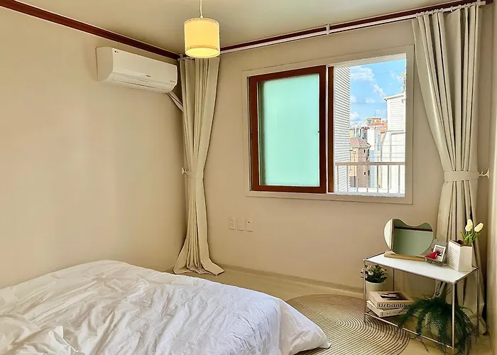 New, 3min To Hapjeong St, Airport Bus Stop, 8min To Hongdae & Mangwon Market, River Park, 2br 3qb Full Of Sunshine, Bedding, Nature Villa *