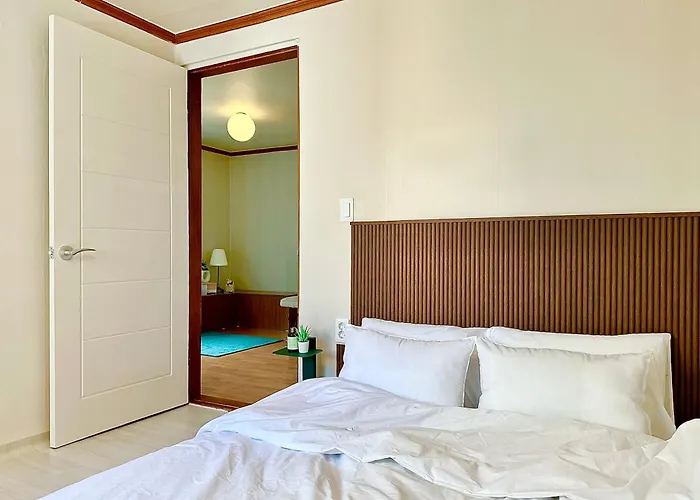 Villa New, 3min To Hapjeong St, Airport Bus Stop, 8min To Hongdae & Mangwon Market, River Park, 2br 3qb Full Of Sunshine, Bedding, Nature Seoul